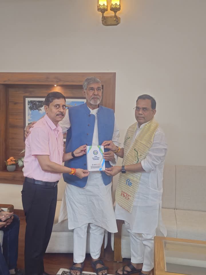 DrRaghvendrashr's tweet photo. *आज भोपाल में नोबेल शांति पुरस्कार विजेता श्री कैलाश सत्यार्थी जी से भेंट हुई* 
बाल सुरक्षा एवं संरक्षण के अनेक विषयों के साथ ही चाइल्ड कंजर्वेशन फाउंडेशन द्वारा की जा रही गतिविधियों एवं आगामी 19 - 20 अप्रैल 2025 को आयोजित किए जा रहे नेशनल सेमिनार विषय पर भी सारगर्भित चर्चा हुई
मेरे साथ चाइल्ड कंजर्वेशन फाउंडेशन के सचिव श्री कृपा शंकर चौबे जी भी उपस्थित रहे