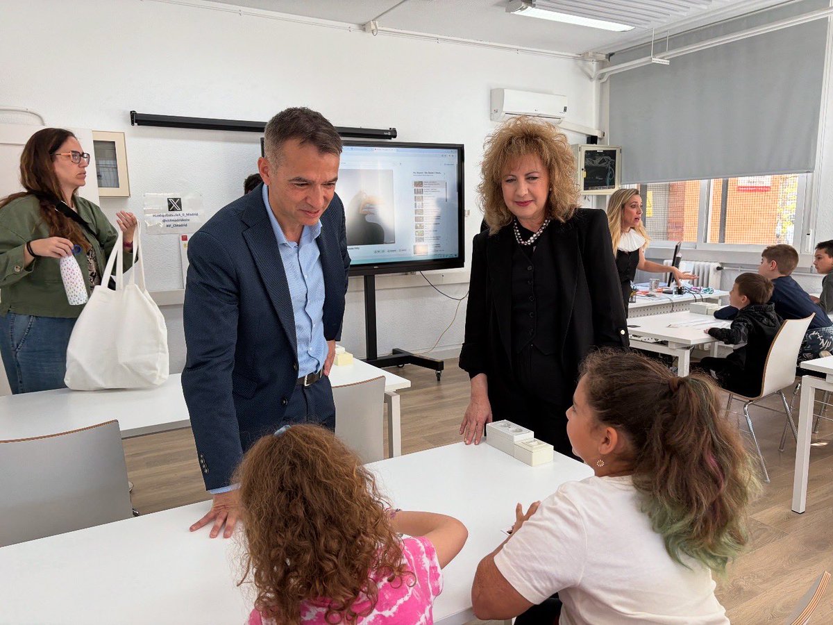 Carmen3615's tweet photo. 👩🏽🏫En el último martes del Quijote, hemos recibido al alumnado de 2º de primaria del CEIP Emperador Fernando de Alcalá.
🌟Además, hemos tenido la suerte de recibir a Marcos Moreno, nuestro director de área territorial📜
#quijote2025 #if_cmadrid #codigoescuela4_0_madrid #ctifeste https://t.co/6TWPB1fKpD