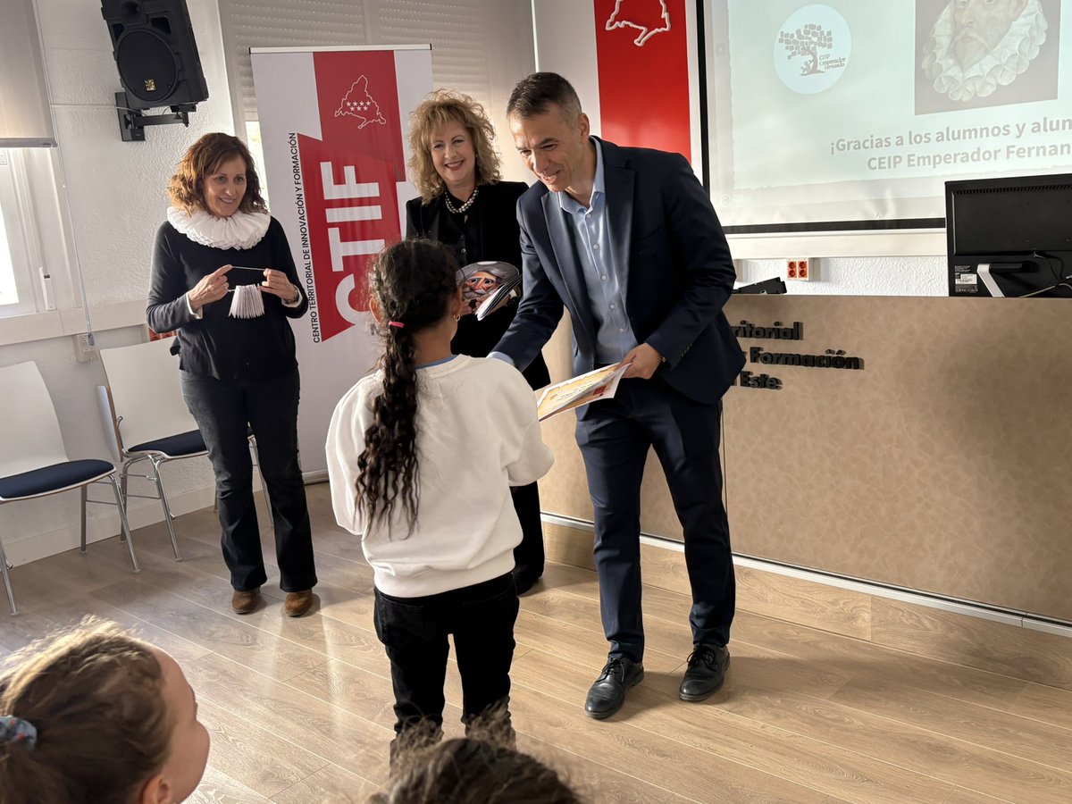 Carmen3615's tweet photo. 👩🏽🏫En el último martes del Quijote, hemos recibido al alumnado de 2º de primaria del CEIP Emperador Fernando de Alcalá.
🌟Además, hemos tenido la suerte de recibir a Marcos Moreno, nuestro director de área territorial📜
#quijote2025 #if_cmadrid #codigoescuela4_0_madrid #ctifeste https://t.co/6TWPB1fKpD