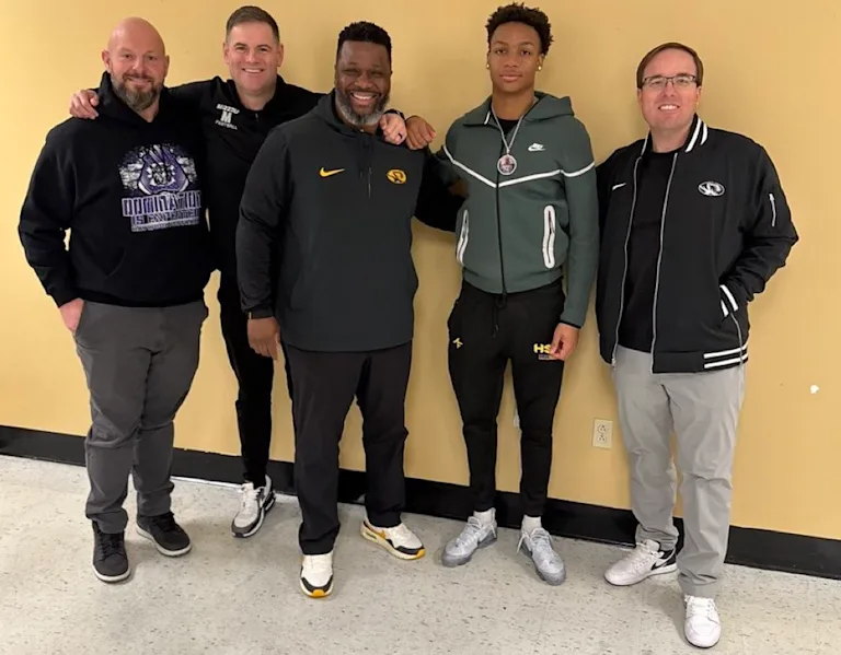 thevandalorian's tweet image. Eli Drinkwitz, Al Pogue and Jacob Peeler all visited Caden Harris in January at school. Harris' relationship with Pogue has only bettered since.
The Rivals250 cornerback added #Mizzou to his official schedule this past week: missouri.rivals.com/news/rivals250…