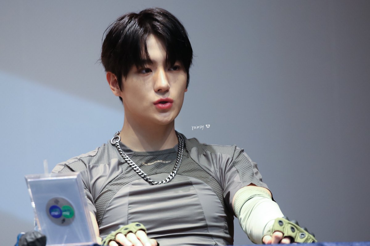 913rainlily's tweet photo. 250328 📷 위드뮤 팬싸

🙂😗🙂‍↔️

#현재 #이재현 #더보이즈 #THEBOYZ #TBZ #HYUNJAE https://t.co/gQEhbY0KpP