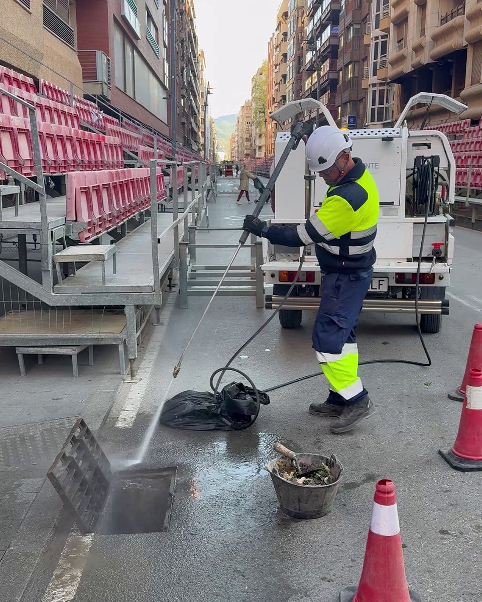 aguasdelorca's tweet photo. ¡Comienza la preparación de imbornales! 👏

En Aguas de Lorca ya estamos manos a la obra con los trabajos de limpieza y protección de más de 110 imbornales de cara a Semana Santa.  ☺️

Para ayudar a que el agua pase en caso de lluvia y garantizar un buen drenaje estas fechas. 💧 https://t.co/4tttv5zIjO