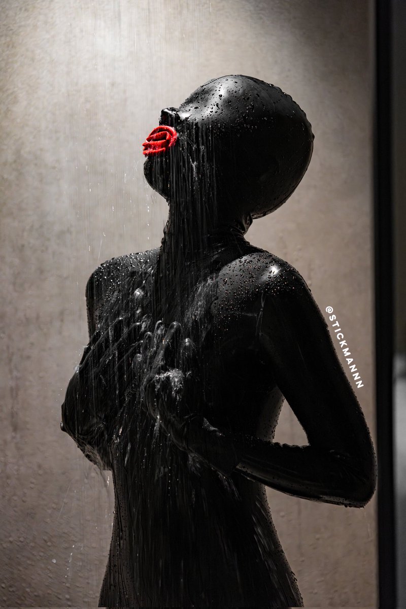 Cooling off 💦 #ラバー #乳胶衣