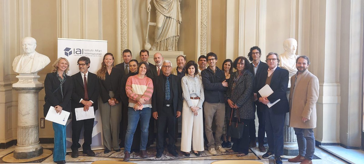 MariaFantappie's tweet photo. Ieri, cinque personalità da #Israele e #Palestina si sono incontrate a Roma per raccontare a dieci italiani (giornalisti, attori, scrittori, opinionisti) la loro scelta controcorrente: incontrarsi. 

Il loro messaggio è chiaro: la coesistenza è possibile ed è un dovere sostenerla. 

Grazie a @DavideLerner @EnricoTerrinoni @ragazzitahrir @DanielGerlach1 @IAIonline @Candid_Fd amg others