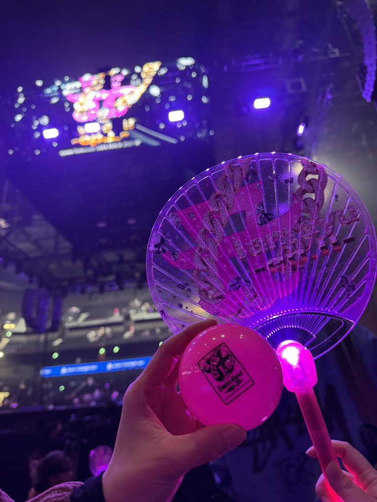 あゆちゃんファンになってから20年くらいかな、、、
初めてあゆちゃんからのボールキャッチできた😭😭😭😭😭😭
嬉しい😭😭😭そしてセトリ神すぎだし、あゆちゃん可愛すぎだし、最高すぎた！！！！