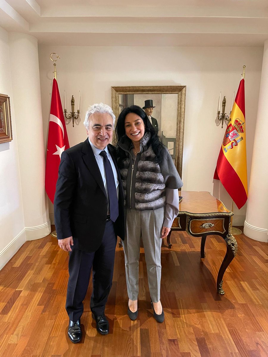 TC_MadridBE's tweet image. #UEA İcra Direktörü Dr. Fatih Birol’ü, Fundacion Naturgy ve IESE işbirliğinde düzenlenen Enerji Perspektifleri sunumunun ardından Konutumuzda ağırlamaktan gurur duyduk.