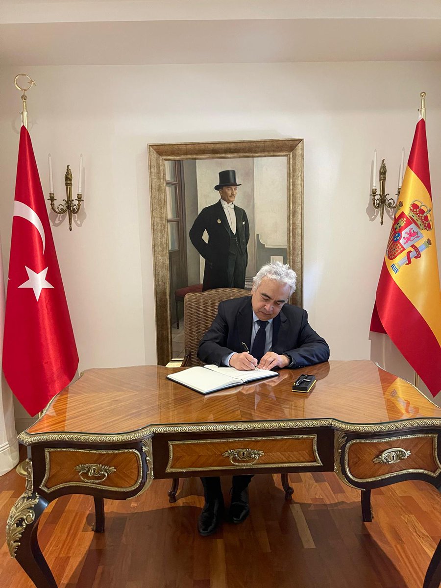 TC_MadridBE's tweet image. #UEA İcra Direktörü Dr. Fatih Birol’ü, Fundacion Naturgy ve IESE işbirliğinde düzenlenen Enerji Perspektifleri sunumunun ardından Konutumuzda ağırlamaktan gurur duyduk.