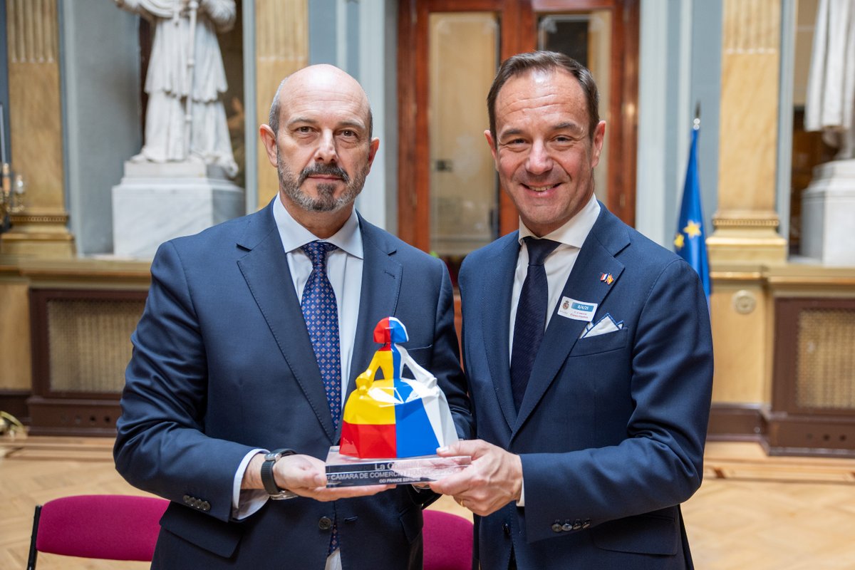 Senadoesp's tweet photo. El presidente del Senado, Pedro Rollán, ha recibido a una delegación de la Cámara de Comercio Franco-Española @LachambreEsp

🏛️Posteriormente, la delegación ha seguido el Pleno del Senado desde la tribuna de público

🖼️ https://t.co/S6YFze0Yd4
📰 https://t.co/1g0ztZMFRn https://t.co/49hbaK0ARe