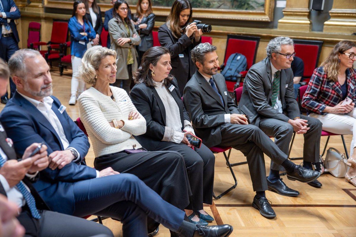 Senado de España (@senadoesp) on Twitter photo El presidente del Senado, Pedro Rollán, ha recibido a una delegación de la Cámara de Comercio Franco-Española <a href="/LachambreEsp/">Cámara de Comercio Franco-Española</a>
🏛️Posteriormente, la delegación ha seguido el Pleno del Senado desde la tribuna de público
🖼️ instagram.com/p/DIL7sYsMas3/…
📰 senado.es/web/actividadp… El presidente del Senado, Pedro Rollán, ha recibido a una delegación de la Cámara de Comercio Franco-Española <a href="/LachambreEsp/">Cámara de Comercio Franco-Española</a>
🏛️Posteriormente, la delegación ha seguido el Pleno del Senado desde la tribuna de público
🖼️ instagram.com/p/DIL7sYsMas3/…
📰 senado.es/web/actividadp…