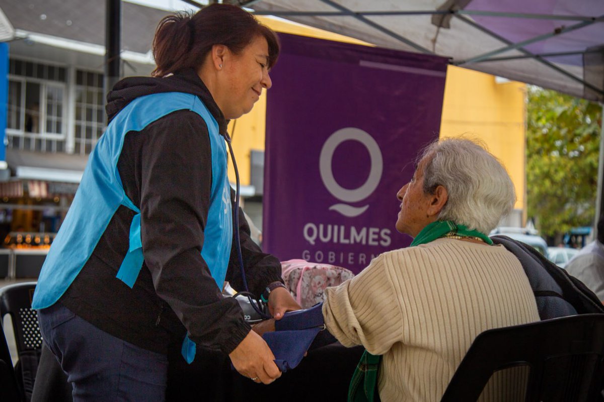 QuilmesMuni's tweet photo. 🤝Realizamos un nuevo operativo #QuilmesCerca en la plaza de Hipólito Yrigoyen y Rivadavia en #QuilmesCentro.

#SeguimosParaAdelante☀️💜 https://t.co/PvXsU5dZ3j