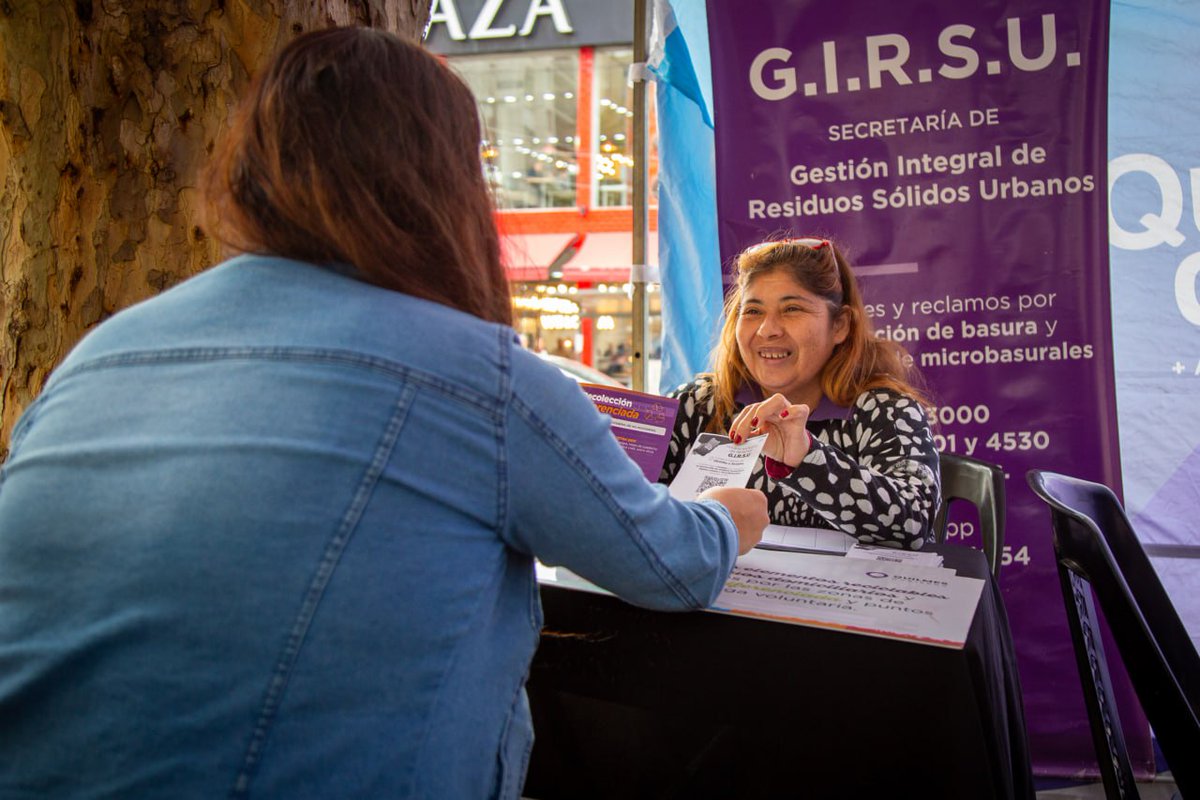 QuilmesMuni's tweet photo. 🤝Realizamos un nuevo operativo #QuilmesCerca en la plaza de Hipólito Yrigoyen y Rivadavia en #QuilmesCentro.

#SeguimosParaAdelante☀️💜 https://t.co/PvXsU5dZ3j