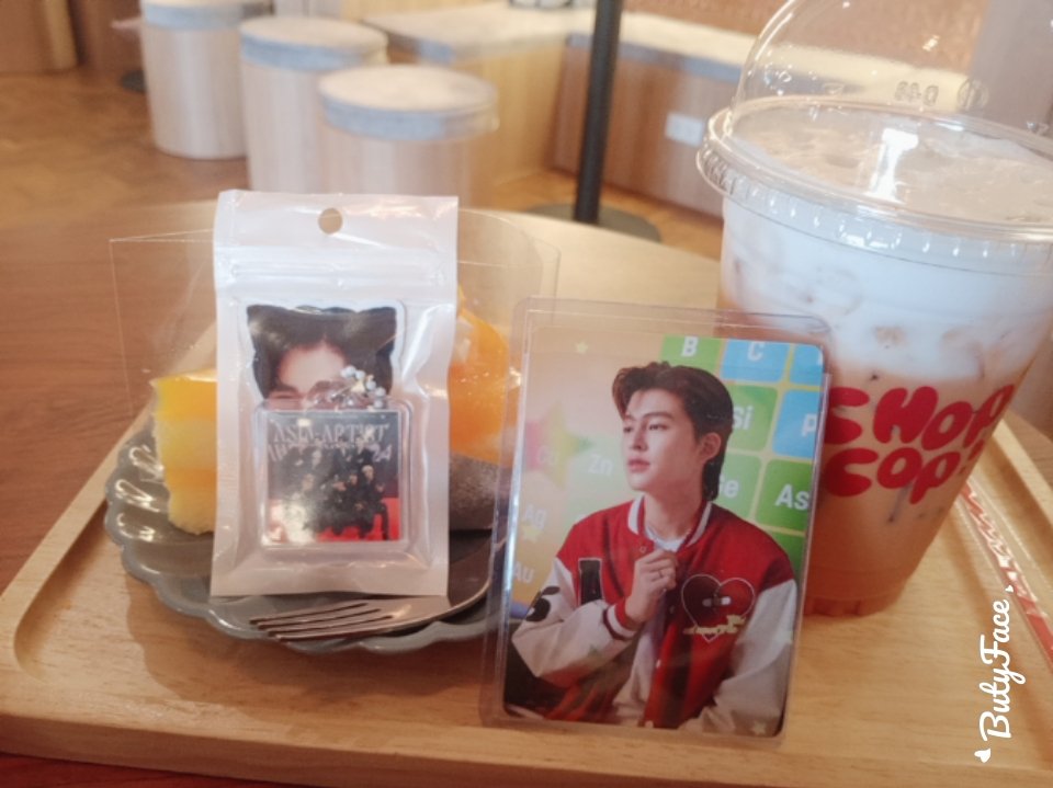 myJ0jake's tweet photo. พาน้องปอนด์ภูวินทร์ &amp;เหล่าหมาป่า 🐺มาเที่ยวคาเฟ่สุดฮิต💕
#photography  #ChopCopCafe 
#カメラ
📷好きな人繋がりたい 
#写真好きな人と繋がりたい

📸 #onedaywithMe🍰🍵 
#ソちゃんようこそ https://t.co/wTuh1HpSAg