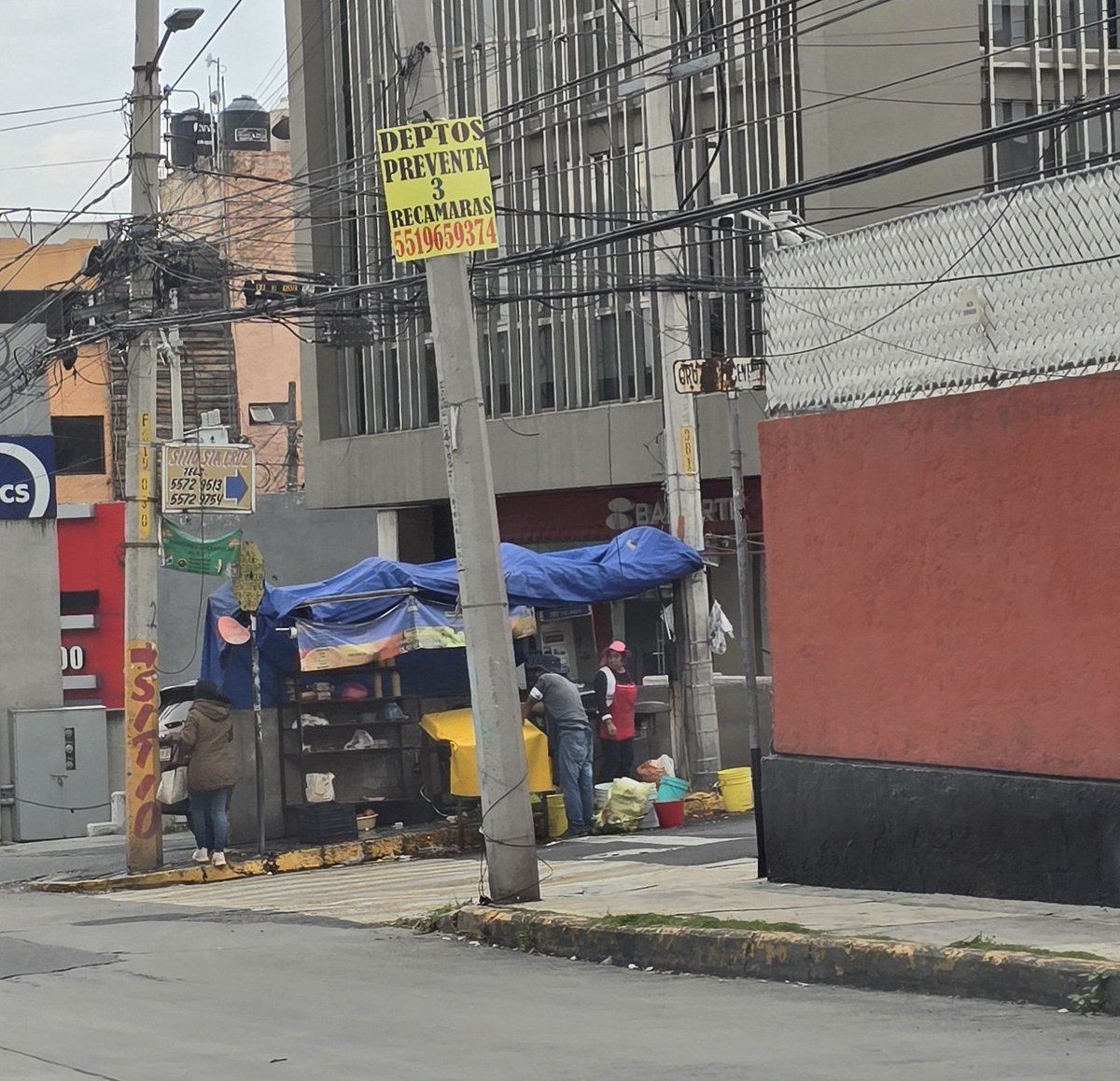 SatliteDENUNCI1's tweet photo. @CDMXDenunciaC @BJAlcaldia @UCS_GCDMX @ClaraBrugadaM @LuisMendozaBJ Y así miles, adueñandose de la vía pública, @Claudiashein @ClaraBrugadaM @delfinagomeza hasta cuándo entenderán que eso se llama corrupción, violación a las reglas,falta de respeto a los ciudadanos que pagamos impuestos, falta de respeto a los transeúntes y automovilistas #daasco https://t.co/pkeQceTOhH