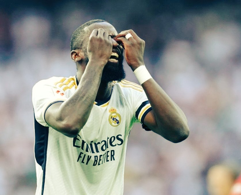 No os pido que me miréis a mí. Os pido un momento que miréis el escudo redondito de la camiseta. Que solo entonces alceis de nuevo la mirada y los miréis a ellos. No a mí. A ellos. Y le digáis que no. Que imposible. Que no se puede. Que no así....
Yo no puedo hacerlo.