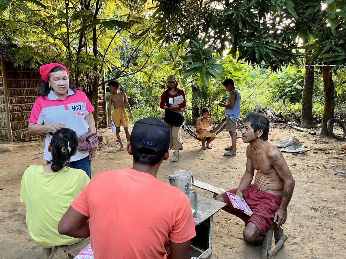 menchongdeee's tweet photo. “Ngayon lang kami napuntahan ng tumatakbong senador”

Tao sa taong usapan, ganyan ang @Makabayan2025! @LizaMaza visited a community of farmers in Mindoro as part of Makabayan’s National Solidarity Mission. Palaban sila sa harap ng banta ng land-grabbing w/ matching shot ka muna! https://t.co/iggweA24sv