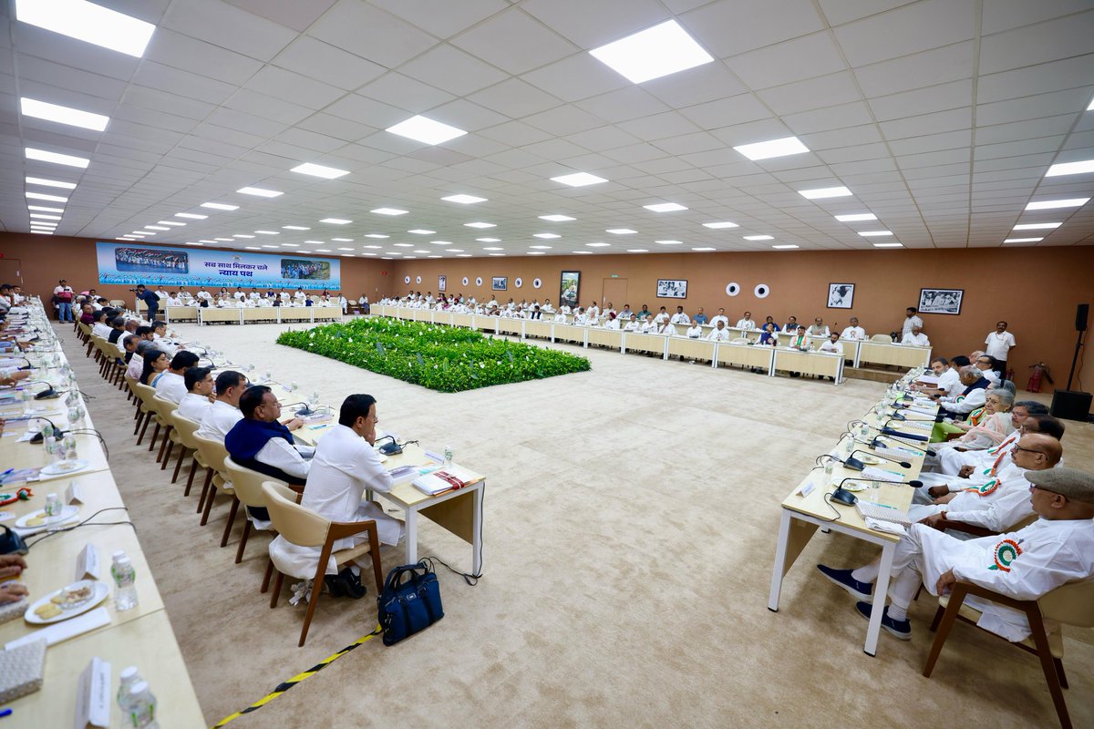 avinashpandeinc's tweet image. गुजरात में आयोजित विस्तारित CWC बैठक में शामिल होना गर्व का क्षण था।

सरदार वल्लभभाई पटेल जी की स्मृति में पारित विशेष प्रस्ताव और संविधान में निहित न्याय के सिद्धांतों पर हुई चर्चा, कांग्रेस की विचारधारा को मजबूत करती है।

#CWCMeeting #CongressForJustice