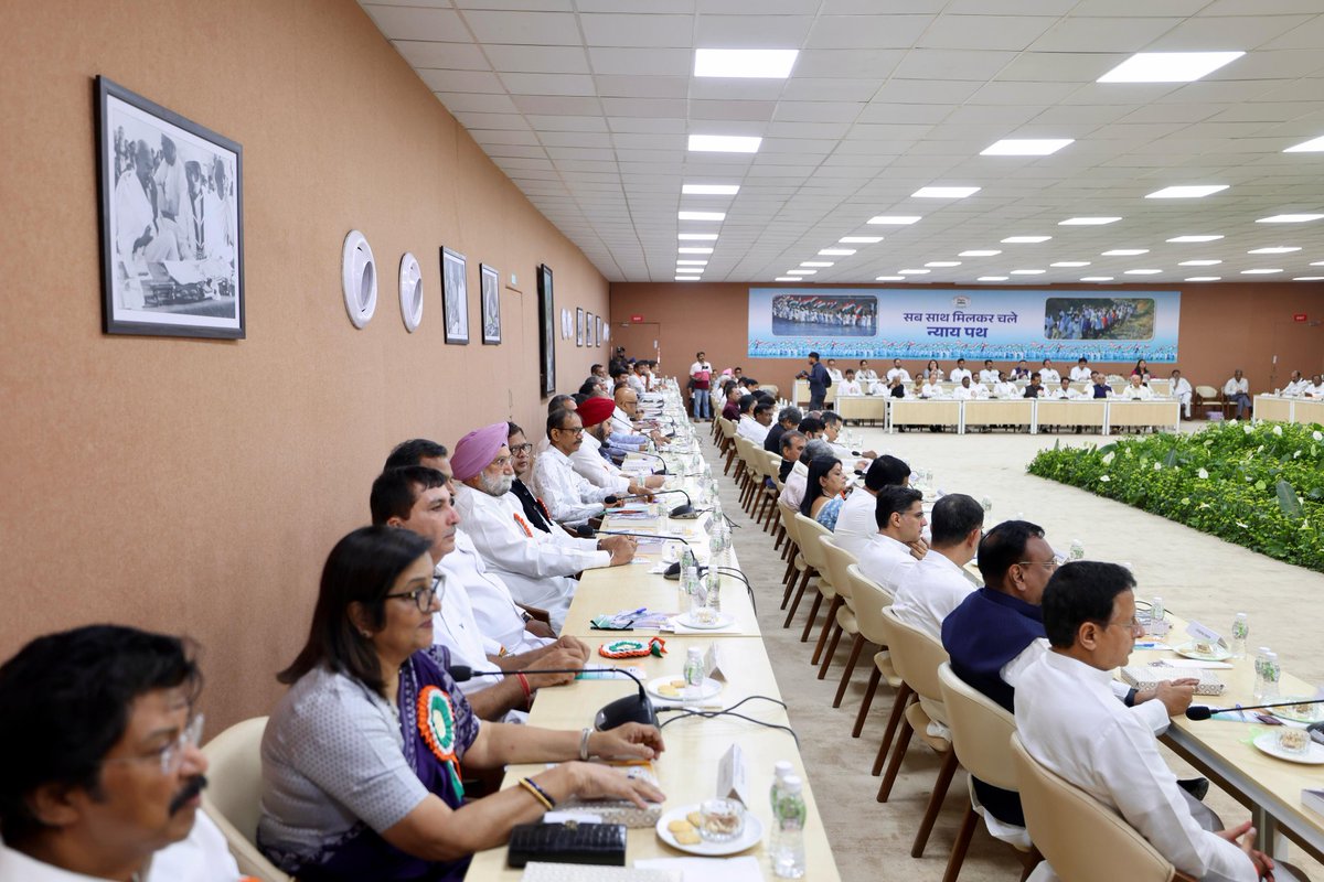 avinashpandeinc's tweet image. गुजरात में आयोजित विस्तारित CWC बैठक में शामिल होना गर्व का क्षण था।

सरदार वल्लभभाई पटेल जी की स्मृति में पारित विशेष प्रस्ताव और संविधान में निहित न्याय के सिद्धांतों पर हुई चर्चा, कांग्रेस की विचारधारा को मजबूत करती है।

#CWCMeeting #CongressForJustice