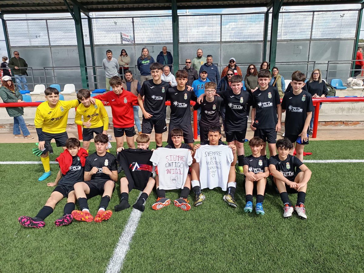 ADNVLoranca's tweet photo. Más allá del deporte, nuestro Infantil C tuvo un gran homenaje a Jose, padre de Matías, que falleció el pasado viernes.

💚 Los chicos pudieron dedicarle la victoria al padre de su compañero en un gran gesto del equipo y el cuerpo técnico.

#SomosLoranca https://t.co/zKYZgAV8eA