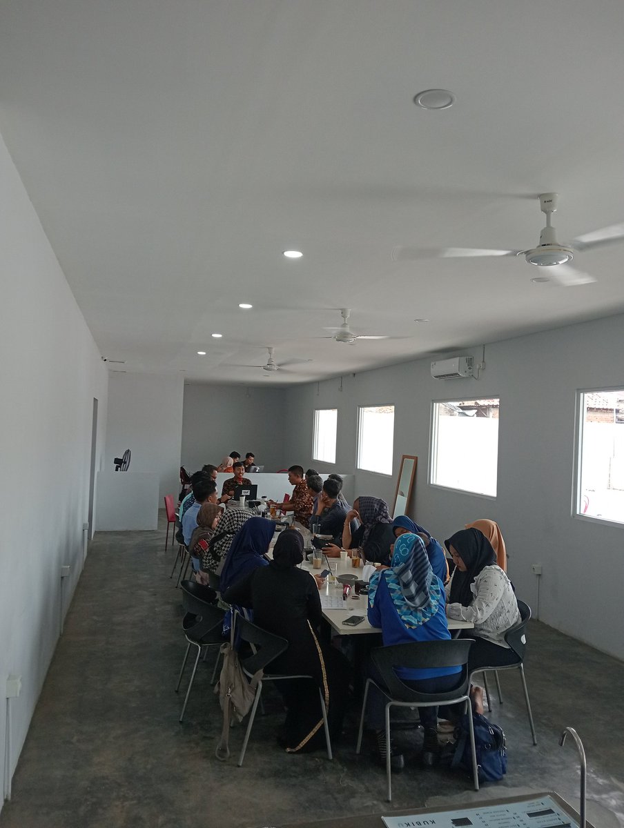 YVEproduction's tweet photo. @_BeyondCanvas masih banyak pr nya disini. rencana kedepan mau beli beberapa layar lcd buat majang karya nft yang mau di tampilin tapi itu nanti sih nextnya https://t.co/NS4HbwxToj
