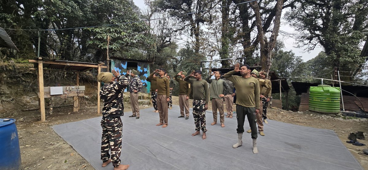 72BnSSB_INDIA's tweet photo. 72वी वाहिनी सशस्त्र सीमा बल, युक्सुम, की सीमा चौकी साकिमधारा (ऊंचाई 10,046 फीट), में योग, सुदर्शन क्रिया, प्राणायाम, ध्यान व तनाव प्रबंधन के अभ्यास पर बल दिया गया। @SSBFTRSILIGURI  @SSBSHQGANGTOK  @20BnSSB_INDIA https://t.co/dHV7FTmbqP