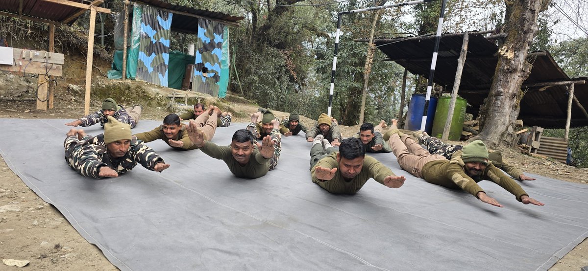 72BnSSB_INDIA's tweet photo. 72वी वाहिनी सशस्त्र सीमा बल, युक्सुम, की सीमा चौकी साकिमधारा (ऊंचाई 10,046 फीट), में योग, सुदर्शन क्रिया, प्राणायाम, ध्यान व तनाव प्रबंधन के अभ्यास पर बल दिया गया। @SSBFTRSILIGURI  @SSBSHQGANGTOK  @20BnSSB_INDIA https://t.co/dHV7FTmbqP