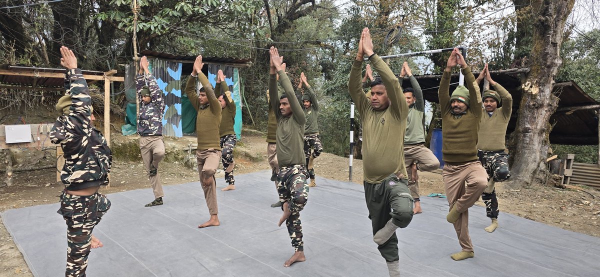 72BnSSB_INDIA's tweet photo. 72वी वाहिनी सशस्त्र सीमा बल, युक्सुम, की सीमा चौकी साकिमधारा (ऊंचाई 10,046 फीट), में योग, सुदर्शन क्रिया, प्राणायाम, ध्यान व तनाव प्रबंधन के अभ्यास पर बल दिया गया। @SSBFTRSILIGURI  @SSBSHQGANGTOK  @20BnSSB_INDIA https://t.co/dHV7FTmbqP