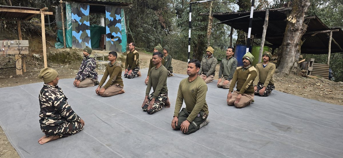 72BnSSB_INDIA's tweet photo. 72वी वाहिनी सशस्त्र सीमा बल, युक्सुम, की सीमा चौकी साकिमधारा (ऊंचाई 10,046 फीट), में योग, सुदर्शन क्रिया, प्राणायाम, ध्यान व तनाव प्रबंधन के अभ्यास पर बल दिया गया। @SSBFTRSILIGURI  @SSBSHQGANGTOK  @20BnSSB_INDIA https://t.co/dHV7FTmbqP