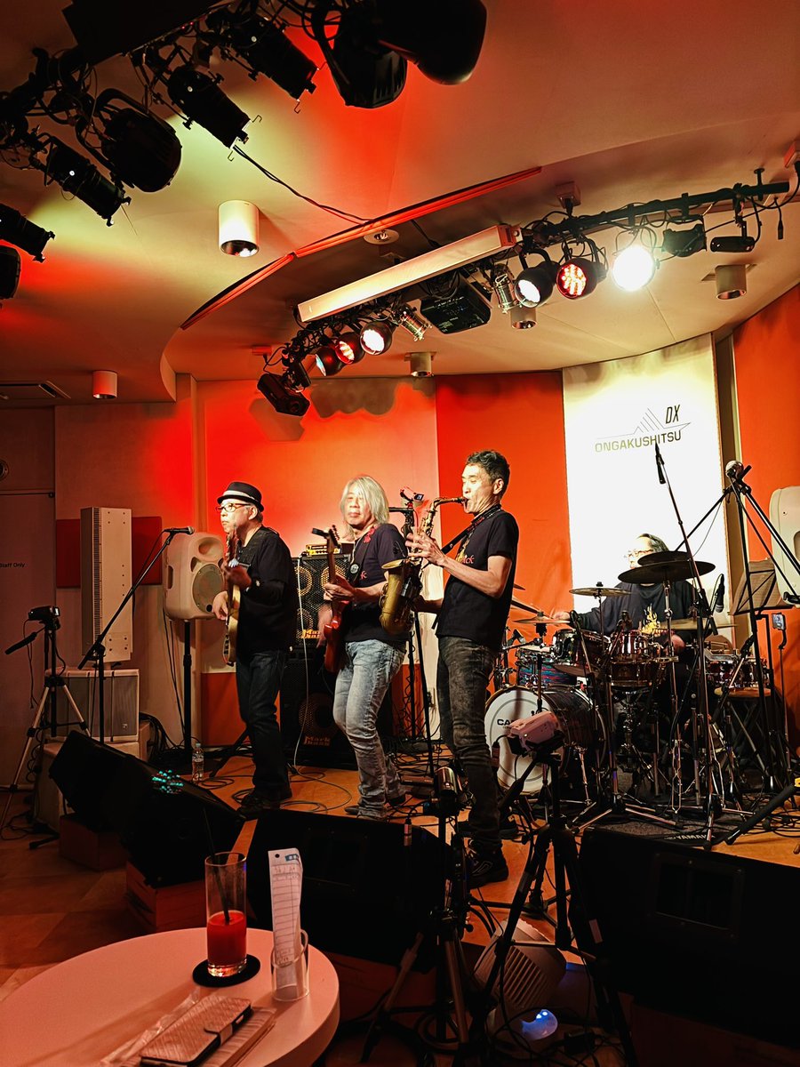 beckyli_inferno's tweet image. 渋谷で聖飢魔IIの小教典受け取った後は西早稲田へ❗️FireAttackライブで激アツに盛り上がり‼️✨さらに終演後、石川さんに小教典にサインを頂く✍️石川さんいわく「この顔のとこに5名分、口描いて遊べるよ」😈🤣🤣🤣
#石川俊介 #FireAttack #聖飢魔II