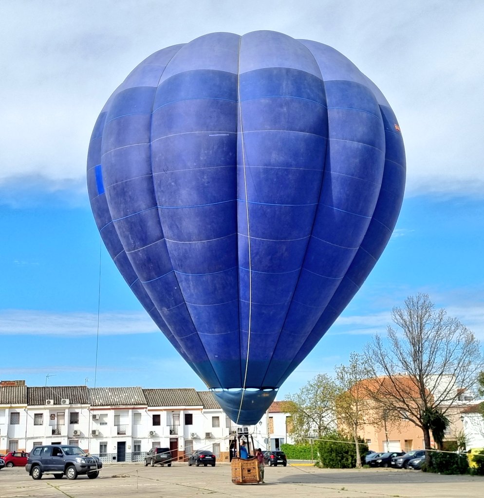 Los eventos en los que se utilizan globos aerostáticos amarrados al suelo, o cautivos, resultan muy atractivos. No hay nada que llame más poderosamente la atención que un elemento vivo, que interacciona con el público, al que invita a subirse y probar unos metros de ascenso.
