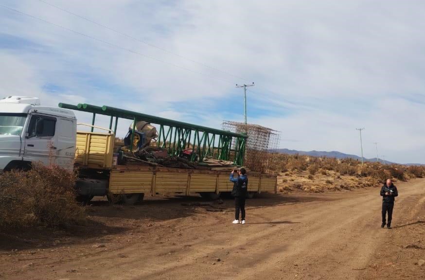 Weretilneck's tweet photo. CADA FAMILIA CUENTA, CADA DECISIÓN IMPORTA

Hoy están llegando los materiales. Mañana comienza una obra muy esperada por los vecinos del paraje Arroyo Las Minas, en Ñorquinco: una nueva pasarela que va a terminar con años de aislamiento y riesgo para 30 familias que viven a la vera del río Chubut.

Decidimos invertir casi 270 millones de pesos para dar respuesta a un reclamo histórico. No es un gasto: es una decisión que habla de nuestras prioridades.
Porque cuando reasignamos recursos, lo hacemos pensando en quienes más lo necesitan.
Porque no queremos rionegrinos de primera y de segunda.
Este puente no solo une dos márgenes: une a las familias con la salud, con la escuela, con su derecho a vivir mejor.
Y eso, para nosotros, es lo que de verdad importa.