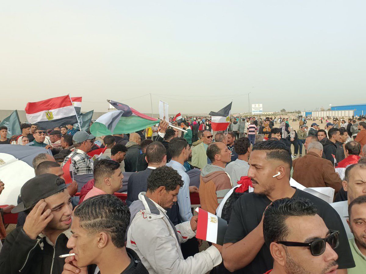 SuppressedNws's tweet photo. ⚡️🇪🇬🇵🇸JUST IN:

Thousands of Egyptians gather on the road to El Arish Airport near the Gaza border [Rafah Crossing], in support of the Palestinian cause and in rejection of plans to forcibly displace Gaza’s residents from their land.

“Down down with Israel” https://t.co/Fu2DbHD9tg