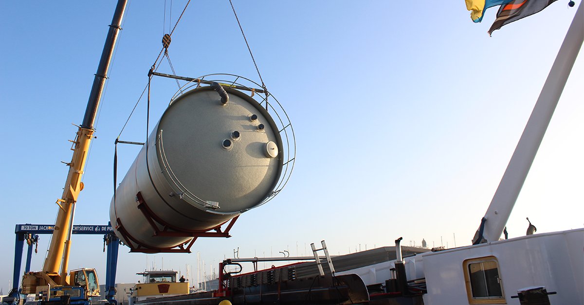 WWS_ALS's tweet photo. A silo 15m in length and well over 5m in diameter is moved from The Netherlands to the United Kingdom #abnormalloads #oversize #multimodal #Logistics https://t.co/1OPQZWH3jj