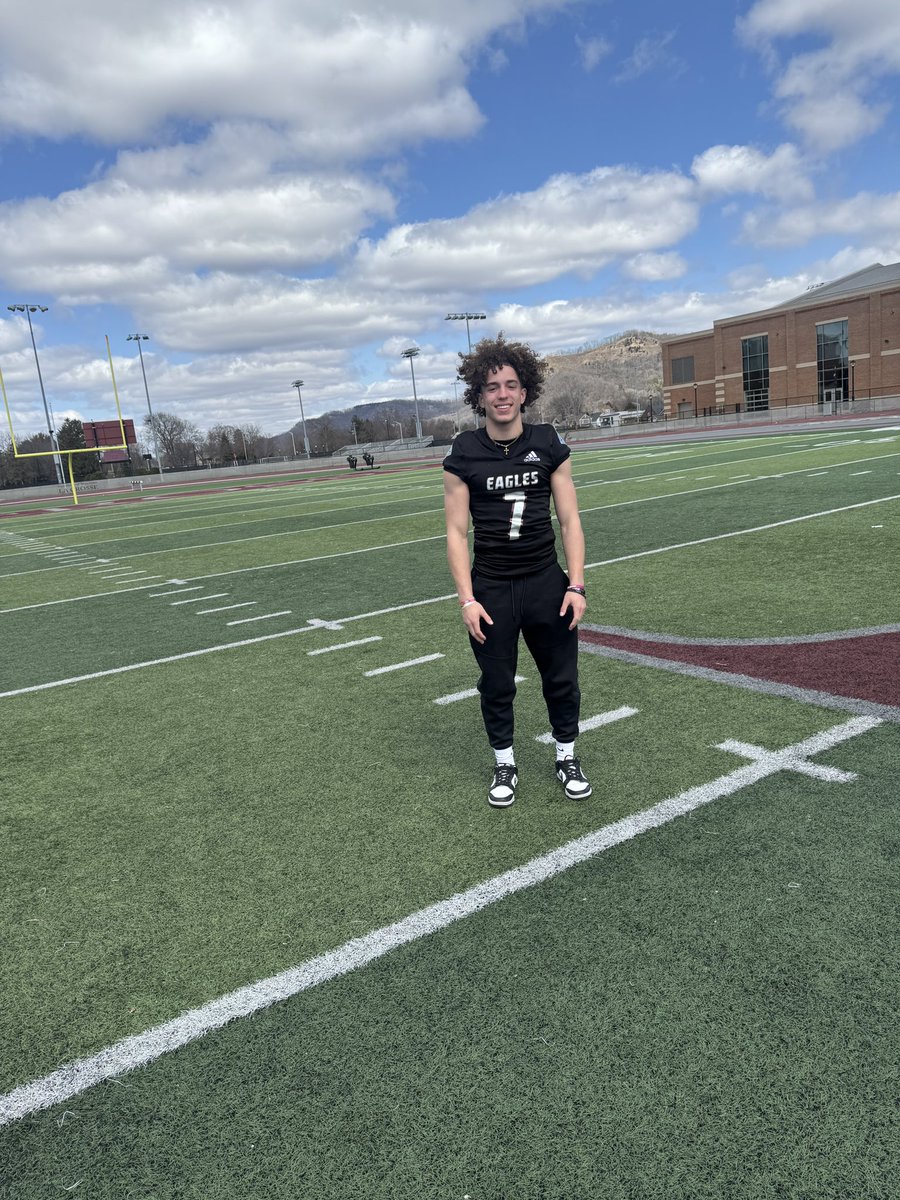 DebakerZachary's tweet photo. Had a great day @UWLEagleFB yesterday, thank you @UWLCoachJanus @TYaeggi_UWL for having me! Cannot wait to be back on campus! #THEEXPERIENCE
#CLAWCREW @AntonGraham_ @PrepRedzoneWI @MJ_NFLDraft https://t.co/eVkhptpGQS
