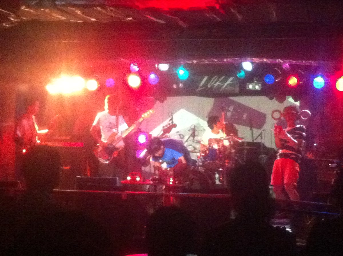 kotobukirururu's tweet photo. ぼくも2012年9月6日のロフトで、ガムテープを巻いて演奏させて頂きました。同一人物です。確実です。 https://t.co/DKUAxyQIRC