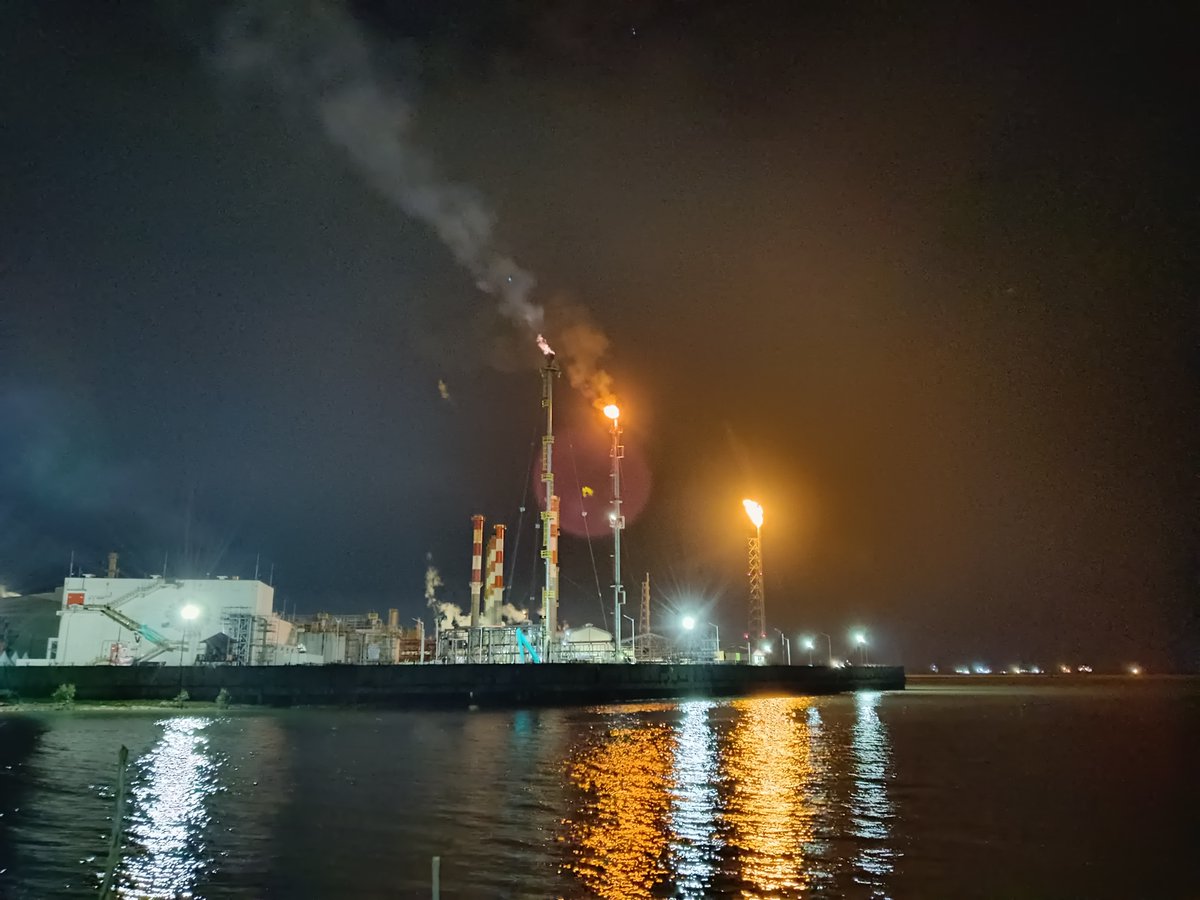 Ngadem dulu,, biar ngga sumpek di rumah... 😅
Yang di bpp barat pasti tau nih tempat nongkrong yg satu ini... 😄