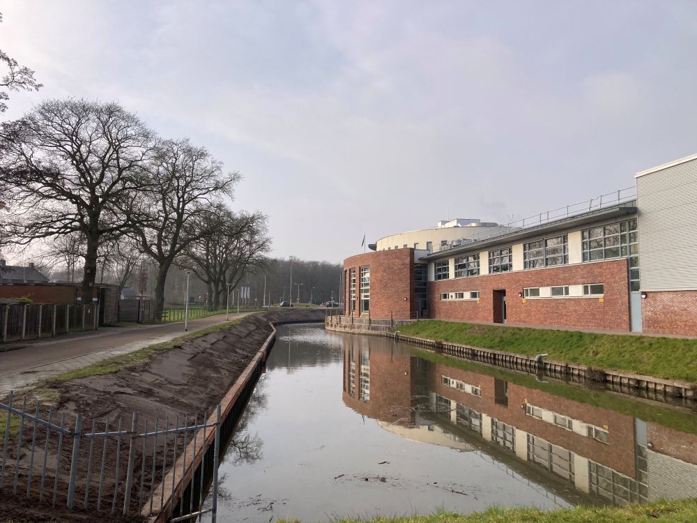 Eind 2024 zijn wij gestart met onderhoud van de bergingsvijver aan de Cattelaar en Schippersdijk te Rijssen. In de komende periode volgen nog een aantal afrondende werkzaamheden. vechtstromen.nl/projecten/actu…