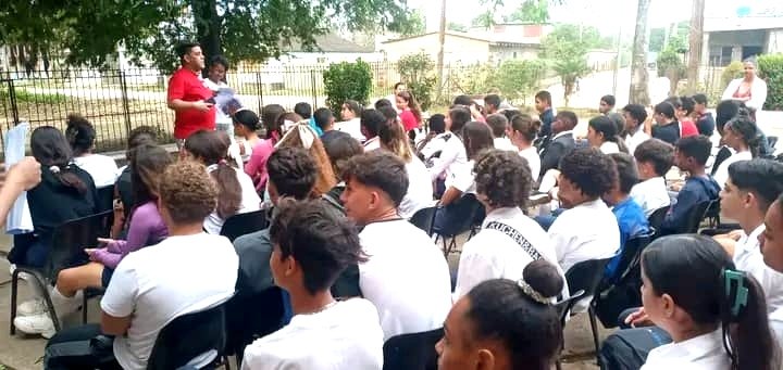 radiocmhw's tweet image. #VillaClara| 👩👦 Estudiantes de #QuemadoDeGüines participaron en la consulta popular del anteproyecto del Código de Niñez, Adolescencia y las Juventudes
👉 La consulta demostró el protagonismo de los jóvenes en la construcción de un marco legal
goo.su/i1LsWhU