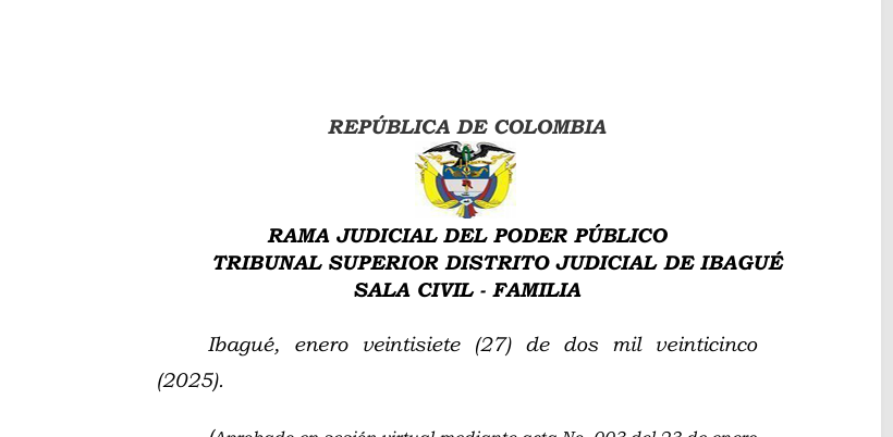 JurisprudenCol's tweet photo. Responsabilidad civil extracontractual en accidente de tránsito donde fue atropellada adulta mayor de 80 años que padecía de glaucoma que le ocasiono la perdida en gran proporción de la vista, y en ese sentido requería de apoyo de una persona de 16 años para cruzar las vías

Se trató de un proceso verbal de responsabilidad civil extracontractual, en el que el señor Juan Antonio, en calidad de hijo único y heredero de la señora Berta Tulia Cortés Quintero, demandó por la muerte de su madre ocurrida el 23 de enero de 2019 tras ser atropellada por la volqueta de placas TTB-509, conducida por el señor Fabián Danilo. Se solicitaron indemnizaciones por concepto de daño moral, daño a la vida de relación y perjuicios causados en vida a la víctima, sumando una cuantía considerable, y se pretendía responsabilizar solidariamente al conductor, al locatario del vehículo, a la entidad bancaria propietaria y a la aseguradora.

La sentencia abordó de manera detallada los antecedentes del caso, los hechos relacionados con el siniestro y la prueba allegada, particularmente el informe del accidente levantado por el patrullero Juan Diego, quien indicó como hipótesis de causa del accidente: “Arrancar sin precaución”. Se estudió también el informe de necropsia del Instituto Nacional de Medicina Legal y Ciencias Forenses, el cual concluyó que la causa básica de muerte fue: “ACCIDENTE DE TRANSPORTE (CONTUNDENTE). Manera de muerte: ACCIDENTE DE TRANSPORTE”. El fallo de primera instancia encontró responsabilidad tanto en el conductor como en la víctima, determinando que la señora Berta Tulia Cortés Quintero tenía limitaciones visuales significativas, que caminaba sola pese a su edad avanzada, y que, si bien el conductor cometió una infracción al no verificar su entorno al iniciar la marcha del vehículo, también el peaton incurrió en imprudencia. Por ello, se declaró una concurrencia de culpas del 60% para el conductor y 40% para la víctima.

En la sentencia de segunda instancia, el Tribunal centró el análisis en determinar si el accidente fue causado exclusivamente por la conducta de la víctima, en cuyo caso procedería su exoneración, o si debía mantenerse la concurrencia de culpas. El fallo resalta que las operaciones relacionadas con la conducción de vehículos “han sido catalogadas de antaño como una actividad peligrosa”, y que conforme al artículo 2356 del Código Civil, se presume la culpa del ejecutor de la actividad, quien podrá exonerarse únicamente probando una causa extraña. La Sala aclaró que, conforme a la jurisprudencia de la Corte Suprema de Justicia, “acreditada aquella causa extraña haría inocuo cualquier ejercicio adicional”. Se hizo énfasis en que la supuesta culpa exclusiva de la víctima debía acreditarse plenamente, y que de no ser así, se debía analizar con mayor detalle la conducta de ambas partes involucradas en el hecho dañoso.

Uno de los aspectos centrales considerados por el Tribunal fue la valoración de la prueba sobre la ubicación del lago hemático. En la sentencia de primera instancia se sugirió que la volqueta pudo haber golpeado a la señora con el bómper delantero y luego haberla empujado a la vía, lo que explicaría la presencia del lago hemático en el asfalto. No obstante, el Tribunal indicó que esta suposición “de ninguna manera puede decirse que está cimentada en un razonamiento probatorio, sana crítica o análisis de indicios”. 

Para sustentar su criterio, citó de manera textual la Sentencia SC3140-2019 de la Corte Suprema de Justicia, con ponencia del magistrado Aroldo Wilson Quiroz Monsalvo, en la cual se explicó que: “la apreciación de los indicios comprende una actividad múltiple, que consiste, por un lado, en el examen de los hechos indicadores que brotan de los medios de prueba, y, por el otro, en la deducción o inferencia que con base en ellos permite arribar a otros hechos indicados, como fruto de una operación mental lógica del juzgador de instancia”. Esta cita se utilizó para evidenciar que el juez de primera instancia no construyó adecuadamente la prueba indiciaria.

Adicionalmente, el Tribunal señaló que el giro realizado por el conductor no constituía una maniobra prohibida, ya que, según el testimonio del agente de tránsito JUAN DIEGO, “la doble línea no impide a un automotor que va a ingresar a circular adoptar la maniobra que necesite, ya sea, girar a la izquierda o la derecha”. Esto desvirtuó la afirmación del apoderado del actor en cuanto a que se había violado la doble línea continua. Sin embargo, la Sala reafirmó que el conductor de la volqueta “tenía el deber de extremar precauciones al salir del parqueadero, teniendo en cuenta la existencia de puntos ciegos”, y por tanto no estaba exento de responsabilidad. La conducta de la víctima fue también objeto de valoración. Se acreditó mediante prueba testimonial que tenía problemas visuales y que, pese a recomendaciones médicas y de allegados, solía desplazarse sola, lo cual implicaba un incumplimiento del artículo 55 del Código Nacional de Tránsito, que establece el deber de los peatones de actuar con precaución.

En cuanto a la responsabilidad de los otros demandados, se confirmó la falta de legitimación por pasiva del Banco Davivienda S.A., en razón a que no tenía guarda material ni custodia del vehículo, habiéndolo entregado mediante contrato de leasing al señor Ricardo Carreño Gómez. En contraste, se confirmó la responsabilidad solidaria de este último como locatario, al haber asumido el control sobre el automotor, y de la aseguradora La Previsora S.A., en virtud de la póliza de seguro vigente. Se precisó que el seguro no solo cubría al banco como propietario, sino también al locatario como tomador. Asimismo, se desestimó la excepción de prescripción presentada por la aseguradora, al verificarse que fue llamada en garantía y notificada dentro del término de dos años, conforme a los artículos 1081 y 1131 del Código de Comercio. También se indicó que la aseguradora debía asumir el valor de la condena dentro del límite asegurado, descontando el deducible pactado, el cual sería asumido por el locatario.

Finalmente, el Tribunal confirmó la tasación de perjuicios realizada en primera instancia. Se reconocieron $43.200.000 a Juan Antonio Gutiérrez Cortés por daño moral como hijo de la víctima, $12.000.000 por daño a la vida de relación, y otros $43.200.000 a favor de la sucesión de la señora Berta Tulia Cortés Quintero por el sufrimiento padecido antes de su fallecimiento. 

En lo relativo a la indexación, se reiteró que conforme a la jurisprudencia sentada por la Corte Suprema en sentencias del 12 de enero de 2018 y SC4703 de 2021, “las sumas que aquí se reconocen se refieren a perjuicios para este año 2024, se tasaron en uso del arbitrio iuris para este año, por lo tanto, la actualización o indexación no procede desde el fallecimiento de la víctima, sino desde la ejecutoria de esta sentencia hasta la fecha de pago”. Se condenó en costas a los responsables solidarios y se excluyó al actor frente al Banco Davivienda, en razón a su amparo de pobreza.

Portal de actualización Jurisprudencial. Solicita tu suscripción aquí 👉 https://t.co/LAQoZz9cUI