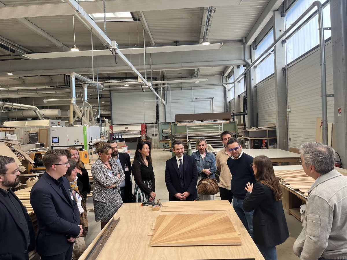 Chez Lamellux en #Corrèze à #Brive : l’innovation produit est le choix effectué par la nouvelle génération familiale aux commandes de cette entreprise emblématique du savoir faire français dans l'ébénisterie et l’aménagement d’intérieur.
Merci Guillaume &amp; Clara pour l’accueil !