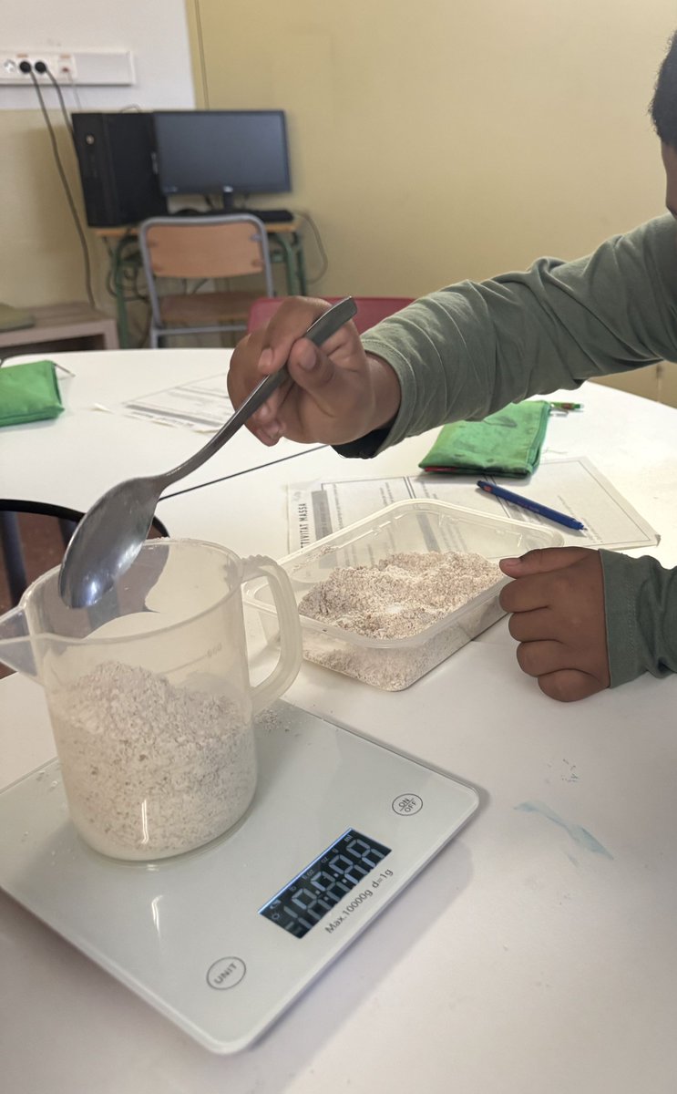 EscolaDuraniBas's tweet photo. 4t APRENENTATGE VIVENCIAL A L’AULA!
L'alumnat de 4t ha estat treballant els sabers de massa i capacitat mitjançant activitats manipulatives. Aquestes propostes han permès posar en pràctica diferents estratègies, fomentar l’explicació del raonament i consolidar els aprenentatges. https://t.co/pBFqxwtCSQ