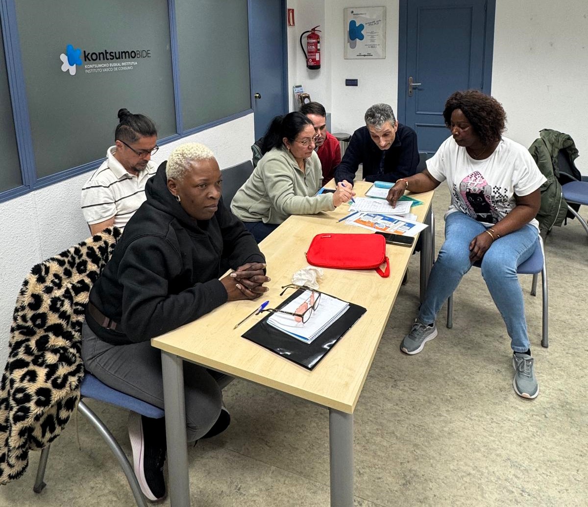 CruzRojaAlava's tweet photo. De la mano de @kontsumoBIDE el alumnado del itinerario de cocina de Nuevas Economías ha aprendido sobre alimentación equilibrada, alimentación a partir de los 50 años y alimentación Infantil
#planempleocruzroja #nnee https://t.co/6Q7mp3lu56