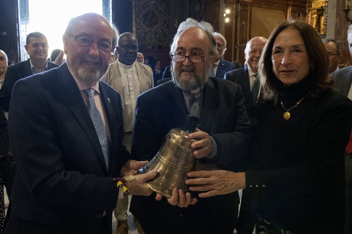 Hdad_Macarena's tweet photo. Se acaba de bendecir en la Basílica la campana para la nueva Iglesia de Nuestra Señora de la Esperanza en el barrio de Maliko (Bangassou, República Centroafricana).

📸 Javier Rizo https://t.co/I0MfngJkUE