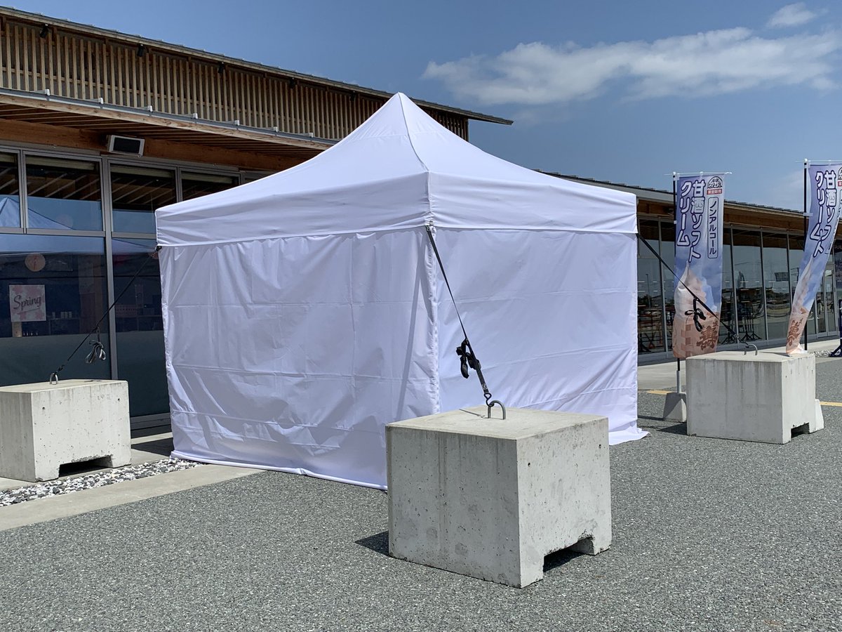 ttokoy's tweet photo. 【気になる中身】

絶対、風に吹き飛ばされたくない！
その気持ちは痛いほど伝わってきます。
だから余計にテ��トの中身が気になるワケね🤔 https://t.co/U39qeqoCmO