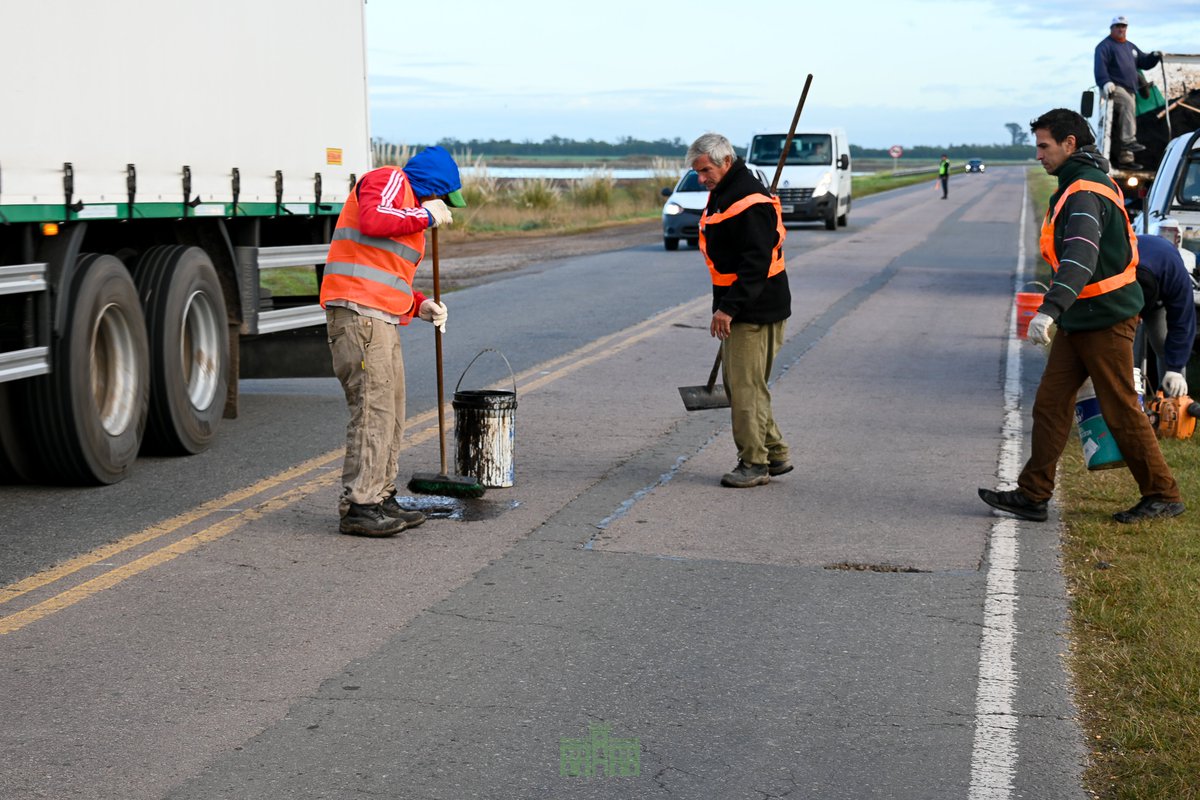 👷🏻🚧 EL MUNICIPIO REALIZA TRABAJOS DE BACHEO EN LA RUTA NACIONAL Nº 33

La Secretaría de Obras Públicas está llevando a cabo trabajos de bacheo en el tramo entre América y Fortín Olavarría, ante la demora en las tareas estipuladas por Vialidad Nacional.