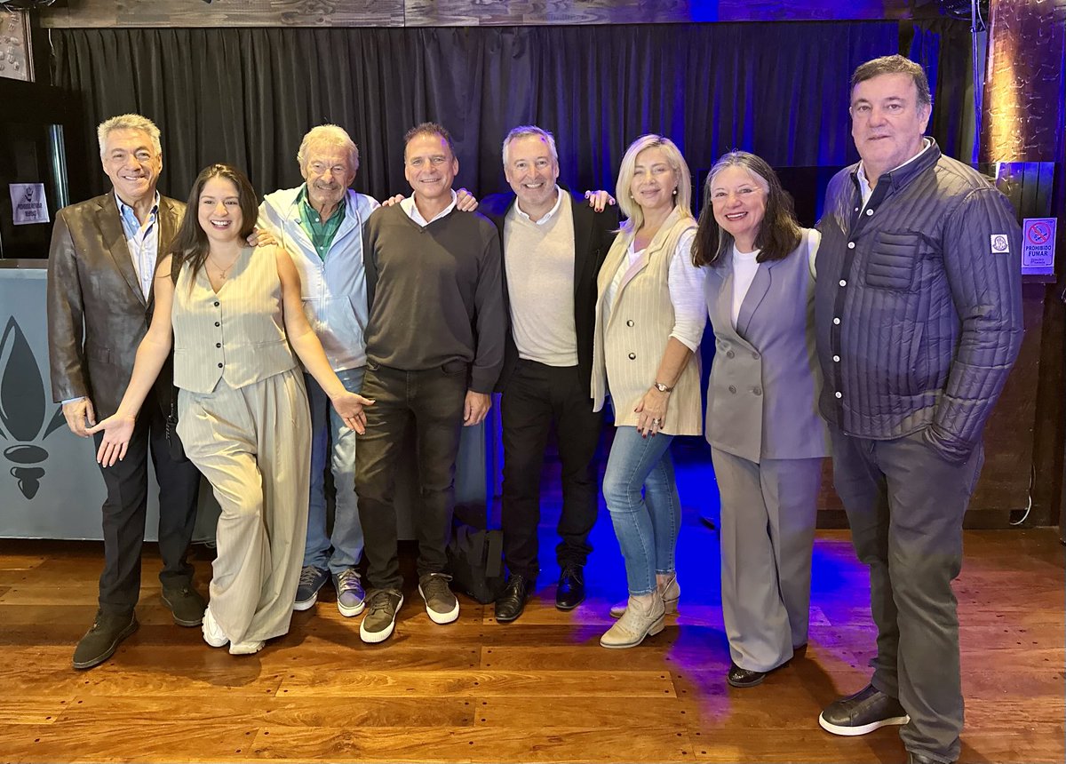 Martín Sala (@martinsalamdp) on Twitter photo Cuántos amigos me encontré en <a href="/Tiocurzio/">@tiocurzio</a> 🩵🤍🩵
Gracias por la hospitalidad !
Buena jornada para todos !
#VamosMardelPlata👍🇦🇷
<a href="/gabyazcoitia/">Gabriela Azcoitia</a> <a href="/JorgeZanier/">Jorge Zanier</a> <a href="/aridegoas/">중랑구</a> <a href="/matiascopic/">Matias Copic</a> <a href="/RevistaCentral1/">Revista Central</a> <a href="/yotedijeok/">Yo Te Dije 🎙</a> Cuántos amigos me encontré en <a href="/Tiocurzio/">@tiocurzio</a> 🩵🤍🩵
Gracias por la hospitalidad !
Buena jornada para todos !
#VamosMardelPlata👍🇦🇷
<a href="/gabyazcoitia/">Gabriela Azcoitia</a> <a href="/JorgeZanier/">Jorge Zanier</a> <a href="/aridegoas/">중랑구</a> <a href="/matiascopic/">Matias Copic</a> <a href="/RevistaCentral1/">Revista Central</a> <a href="/yotedijeok/">Yo Te Dije 🎙</a>
