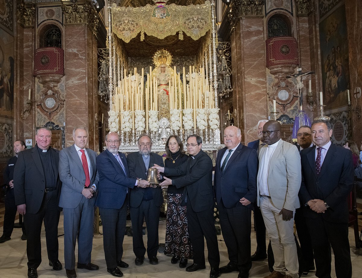 Hdad_Macarena's tweet photo. La campana y la nueva iglesia han sido financiados por nuestra Hermandad en colaboración con la Fundación @FBangassou; un templo que permitirá a los cristianos que viven en el barrio de Maliko asistir a misa ya que antes, para hacerlo, debían desplazarse varios kilómetros a pie. https://t.co/tB9Vdumrmp