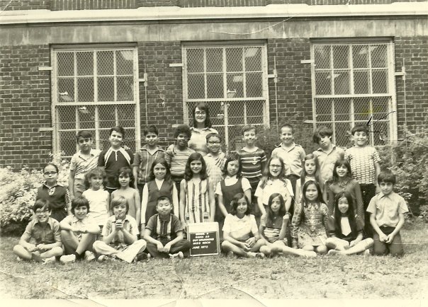clamchowder7's tweet photo. #1 #AutismIsMySuperPower !!! #1🥊🥊🥊#NeverGiveUp !!! #1 #Wow #1 I FOUND MY #1 ELEMENTRY SCHOOL GRADE 4 CLASS #1 PHOTO AT #1 GUY DRUMMOND SCHOOL IN MY #1 BEST NEIGHBOURHOOD OF #1 #Outremont #1 IM IN THE BACK RIGHT A LITTLE SMALL ARROW IS POINTING AT ME NOW PERIOD !! #1 #Montreal https://t.co/PKfwnbOgUu