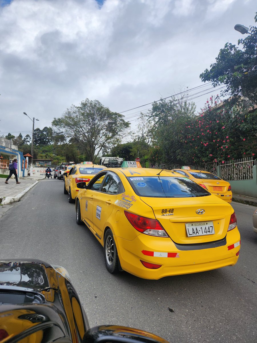 pvgonzalezg's tweet photo. @MunicipioDeLoja por favor colocar semáforo en la intersección de la Av. Manuel Agustín Aguirre y Av. Universitaria, se acumulan muchos vehículos y ocurren accidentes con frecuencia. Actualmente es la vía principal de acceso a la UNL. https://t.co/2dOkBGU1Bc