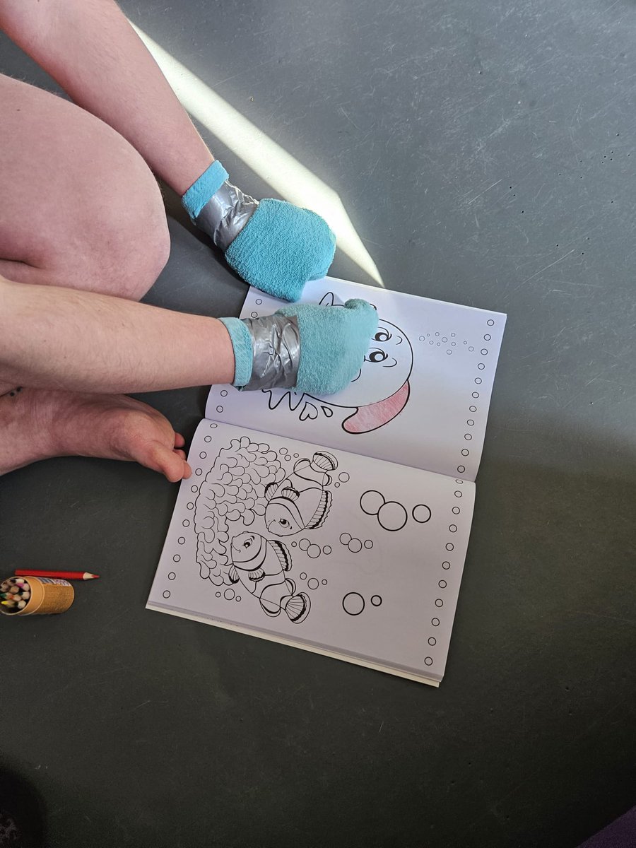MeesteresLouise's tweet photo. Wat is nou heerlijker voor een kleintje, dan om lekker te kleuren.
Om trots het eindresultaat te tonen.
X
#little #littleplay #ageplay #abdl #nederlandsemeesteres https://t.co/XHdVCSf45r