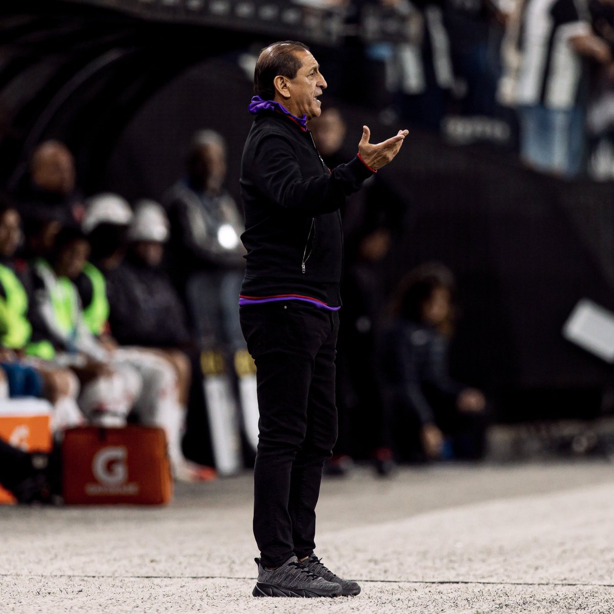_sccpnews's tweet photo. ⚫️⚪️ | O Corinthians definiu o Brasileirão como prioridade máxima em 2025. Segundo Emiliano Díaz, o objetivo é evitar outra "catástrofe" como em 2024, quando o clube brigou contra o rebaixamento. 

A Sul-Americana virou plano B. A derrota para o Huracán em casa, somada a seis desfalques no time titular desde o Paulistão, pesou na decisão da comissão técnica. O Timão enfrenta o América de Cali nesta terça (8), às 21h30.

📸 | Rodrigo Coca / Ag. Corinthians